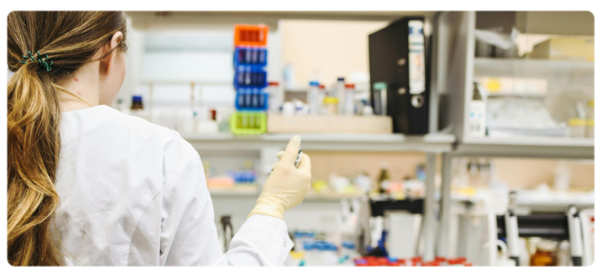 化学 graduate working in a pharmacy